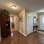 Absolutely immaculate & beautiful semi in move in condition!