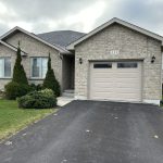 Absolutely immaculate & beautiful semi in move in condition!
