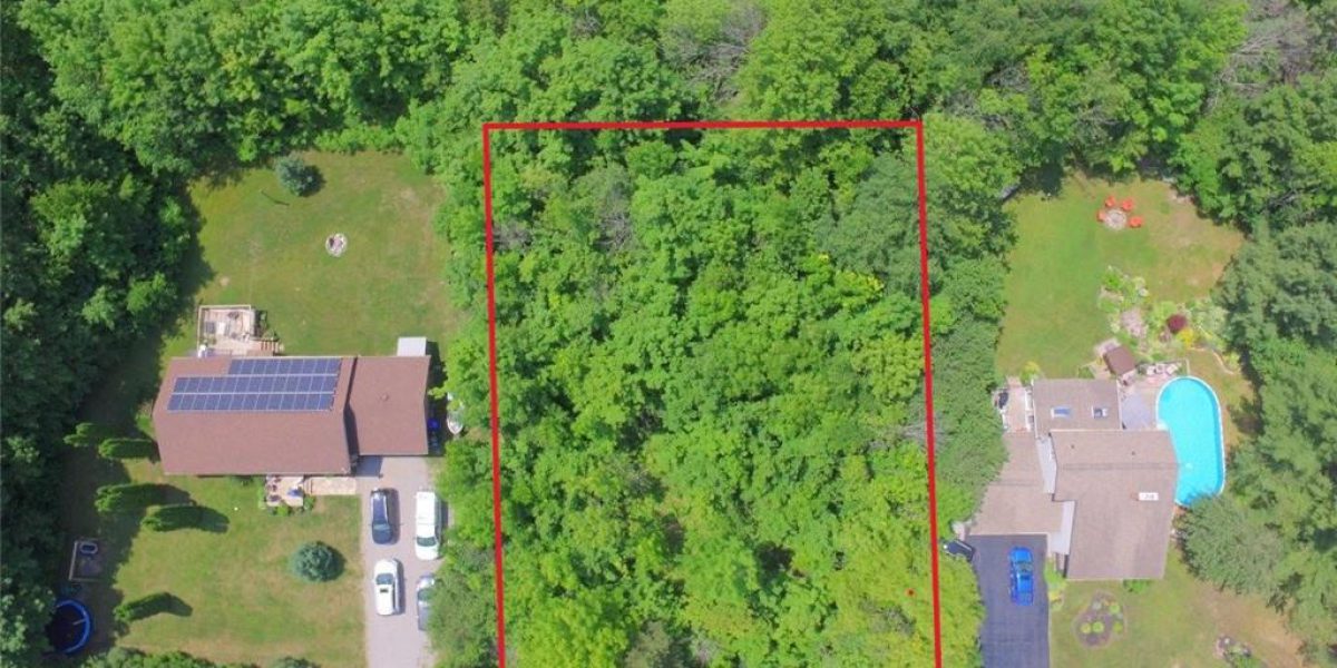 Dream building lot with lots of mature trees for privacy