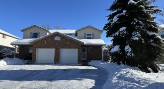 STUNNING TURN-KEY SEMI BACKING ONTO GREEN SPACE!