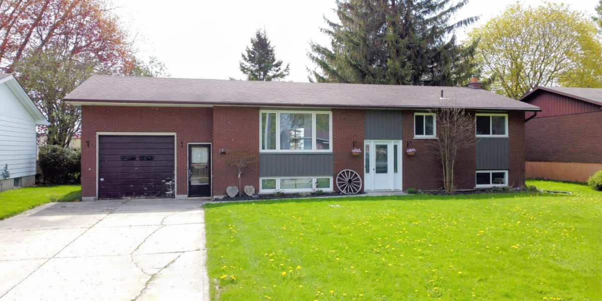 Spacious & bright family home in excellent location on deep lot!