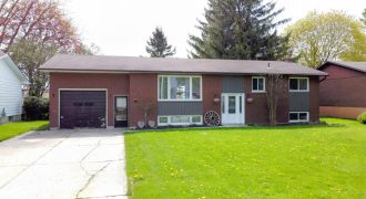 Spacious & bright family home in excellent location on deep lot!