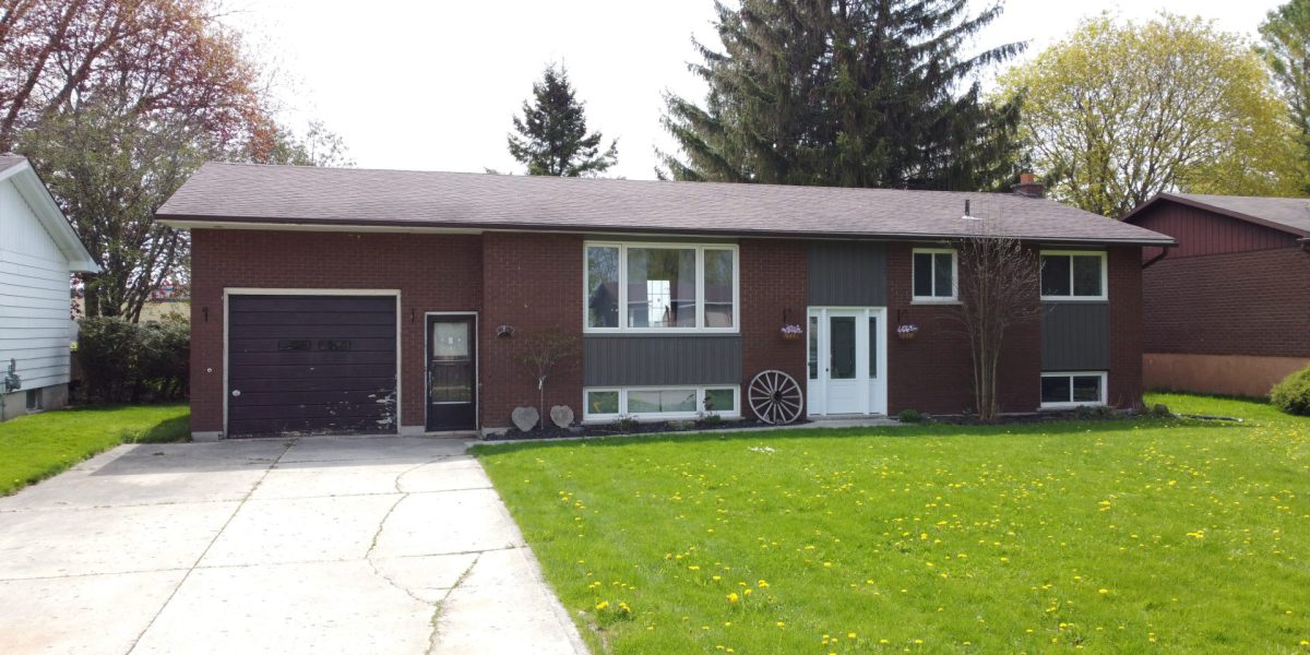 Spacious & bright family home in excellent location on deep lot!