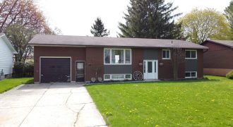 Spacious & bright family home in excellent location on deep lot!